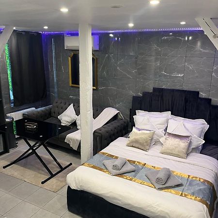 Room & Jacuzzi - Stade De France Σαιν-Ντενί Εξωτερικό φωτογραφία