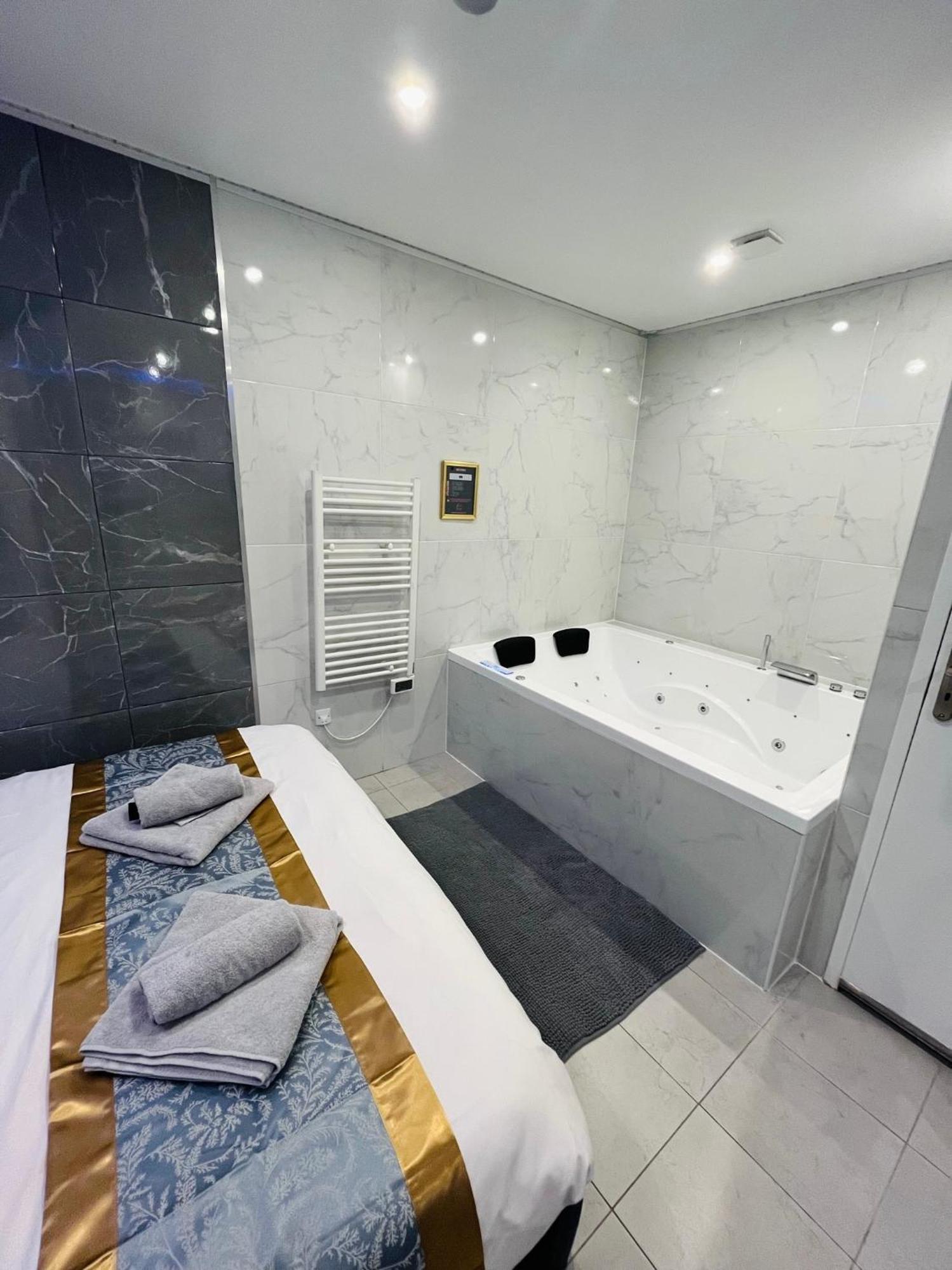 Room & Jacuzzi - Stade De France Σαιν-Ντενί Εξωτερικό φωτογραφία