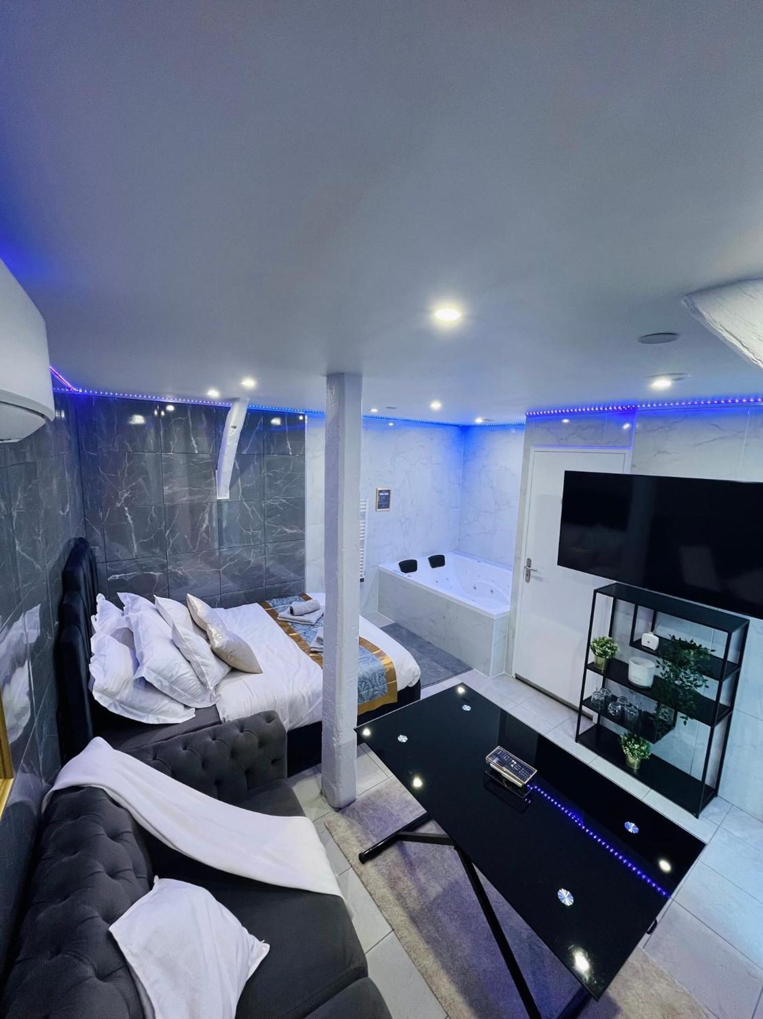 Room & Jacuzzi - Stade De France Σαιν-Ντενί Εξωτερικό φωτογραφία