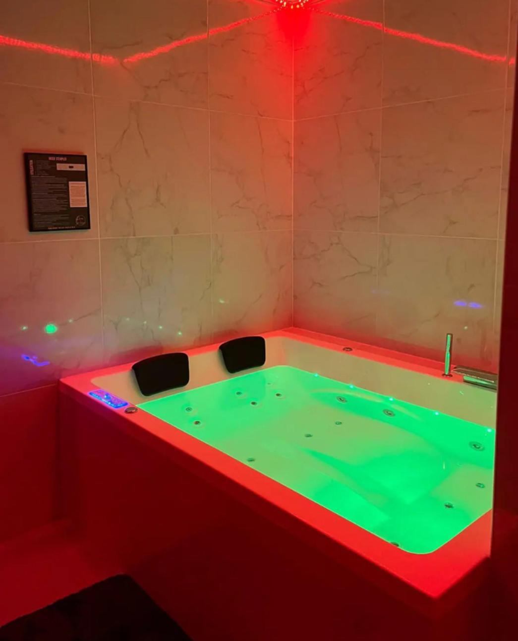 Room & Jacuzzi - Stade De France Σαιν-Ντενί Εξωτερικό φωτογραφία