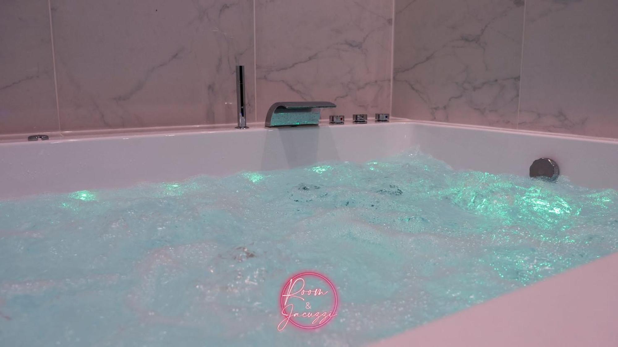 Room & Jacuzzi - Stade De France Σαιν-Ντενί Εξωτερικό φωτογραφία