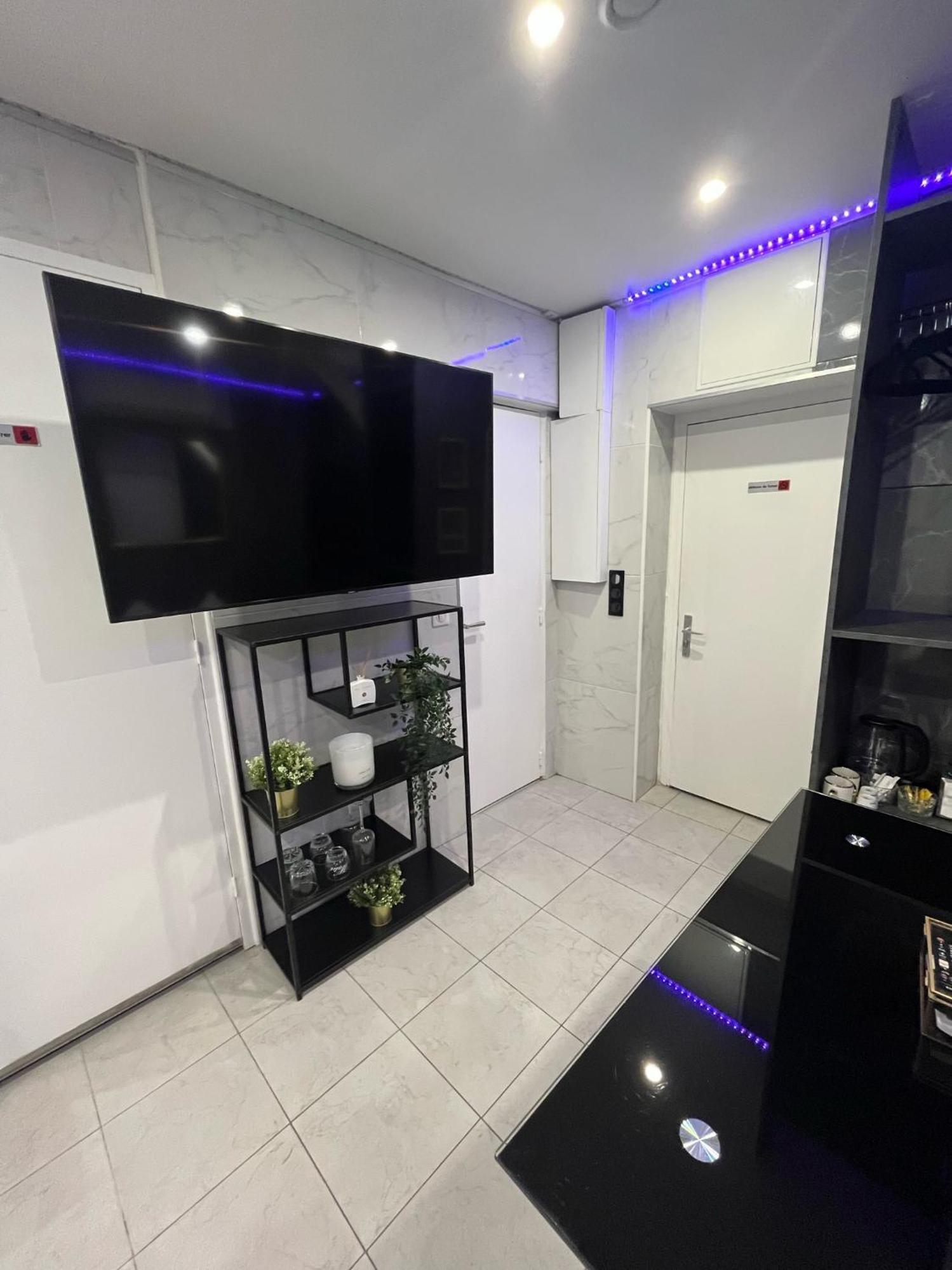 Room & Jacuzzi - Stade De France Σαιν-Ντενί Εξωτερικό φωτογραφία