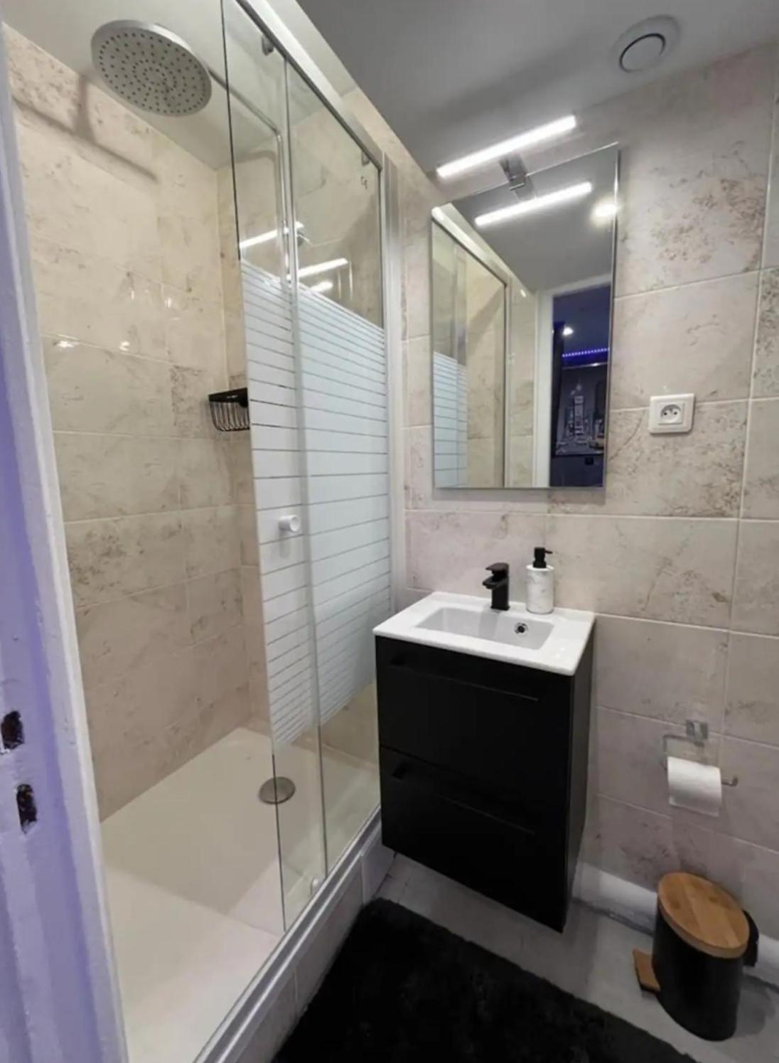 Room & Jacuzzi - Stade De France Σαιν-Ντενί Εξωτερικό φωτογραφία